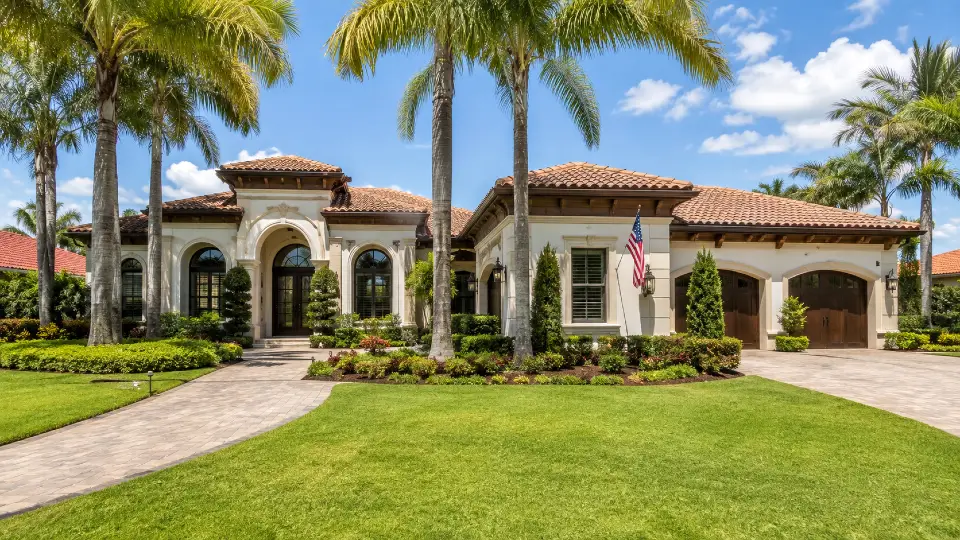 Casa de luxo em Orlando com palmeiras e bandeira dos Estados Unidos