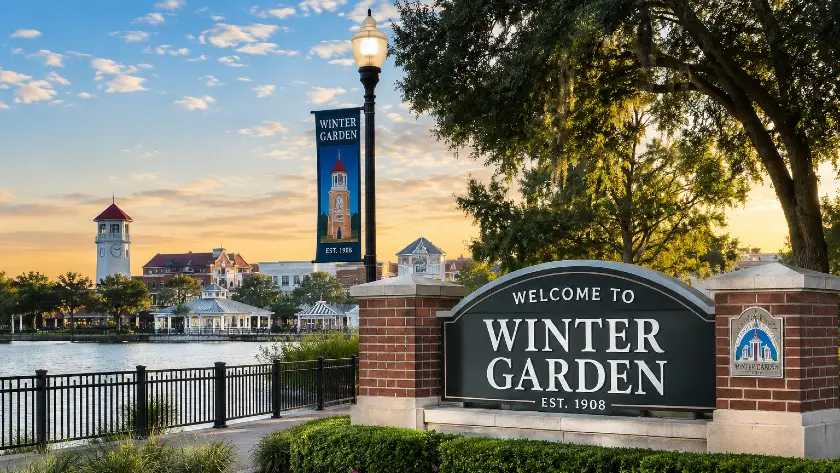 Winter Garden na Flórida com lago, árvores e áreas residenciais